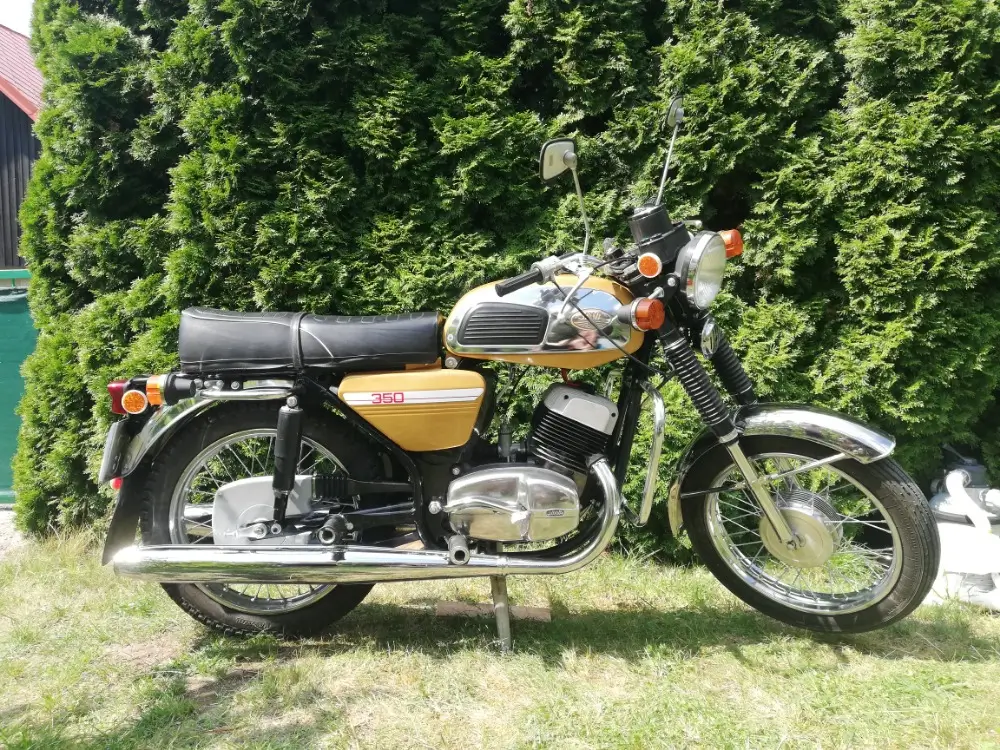 Jawa 42 FJ modern retro motorcycle featuring a muscular fuel tank, LED headlamp, alloy wheels, and powerful 334cc engine in a stylish neo-classic design.